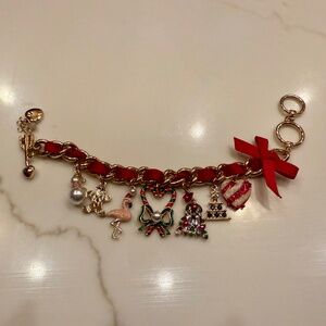 EUC Betsey Johnson Gold Tone Holiday Christmas Charm Toggle Bracelet